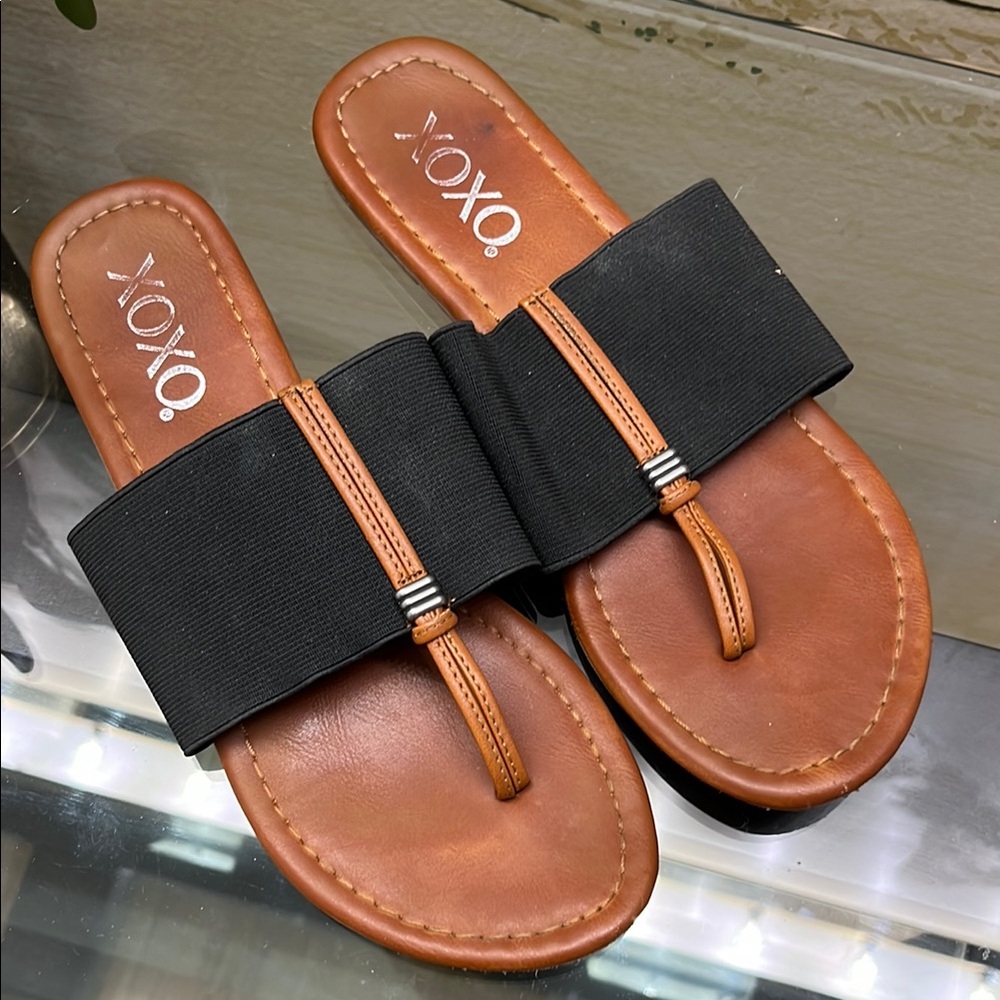 Black and Brown Minimalist Slippers with Toe Loop